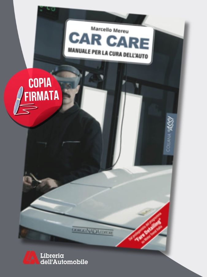Motorbook con consigli pratici per la cura e la manutenzione dell’auto, illustrando tecniche di car detailing