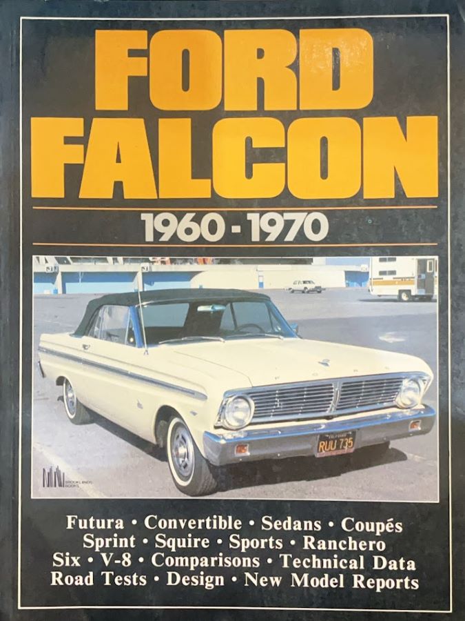 Libri automobilismo che documenta la storia e i modelli Ford Falcon nel corso di un decennio