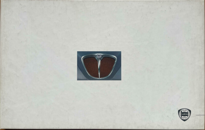 Motorbook con brochure originale del modello, contenente foto, disegni e descrizioni