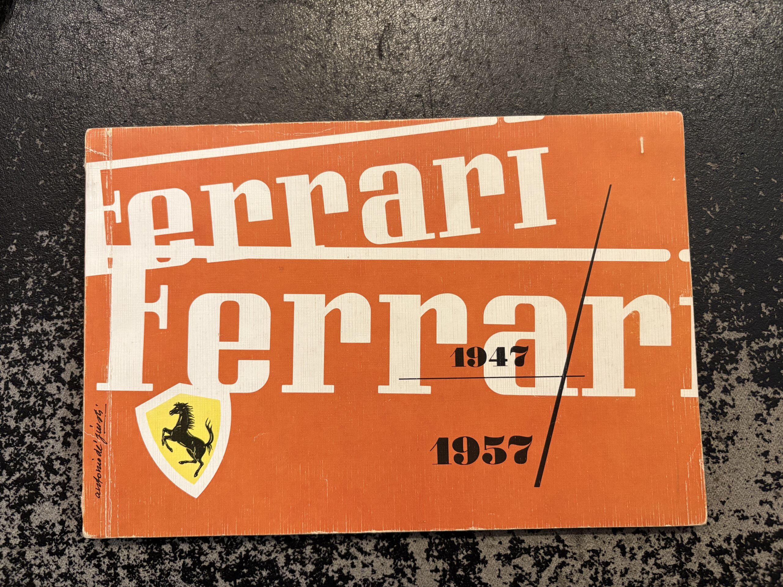 Ferrari Annuario 1947/1957 Ed Italiana - Originale Con Biglietto Da Visita Di Enzo Ferrari - immagine 2