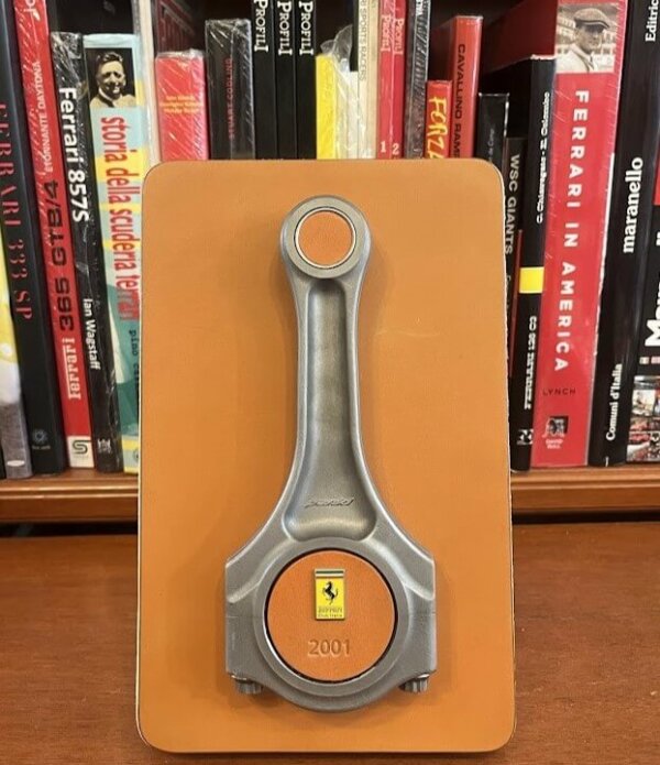 Ferrari collezionismo su biella autentica Ferrari 360 Modena trasformata in pezzo da esposizione elegante