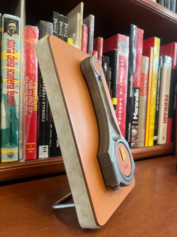 Ferrari collezionismo su biella originale Ferrari 360 Modena esposta su supporto in pelle Schedoni