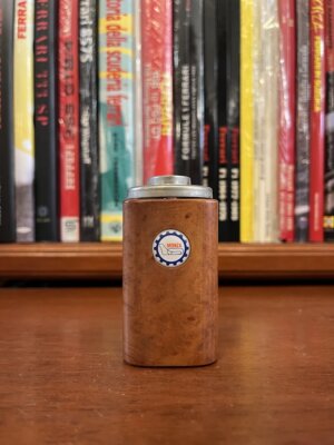 Libri automobilismo sul porta accendino da tavolo Monza in radica, simbolo di eleganza e stile automobilistico