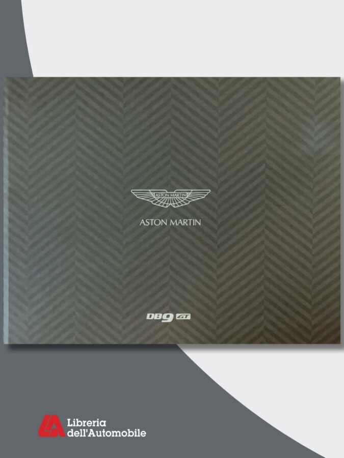 Libreria automobile che presenta la DB9 GT con motore V12 e design elegante